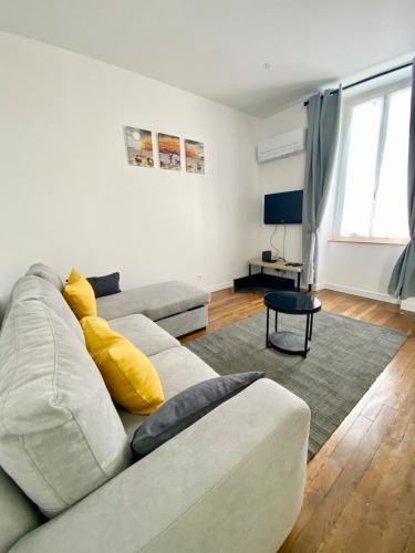 Jouvence House | Green house Dijon, garden, parking