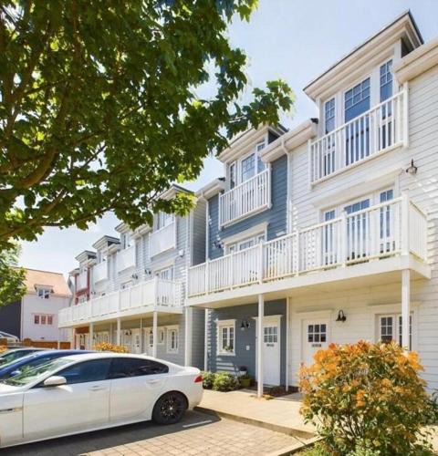 Reading Bed & Breakfast | Green Park 4 bed LUX with parking ,M4 Jct 11