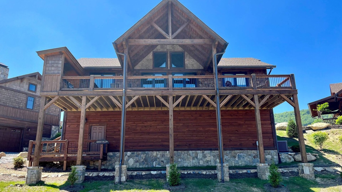 Banner Elk House | Green Valley I in Eagles Nest - Pet Friendly, Stunning long-range views, outdoor kitchen