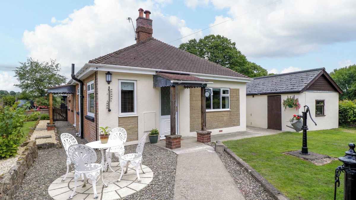 Farlow House | GREENACRES, pet friendly, with open fire in Cleobury Mortimer