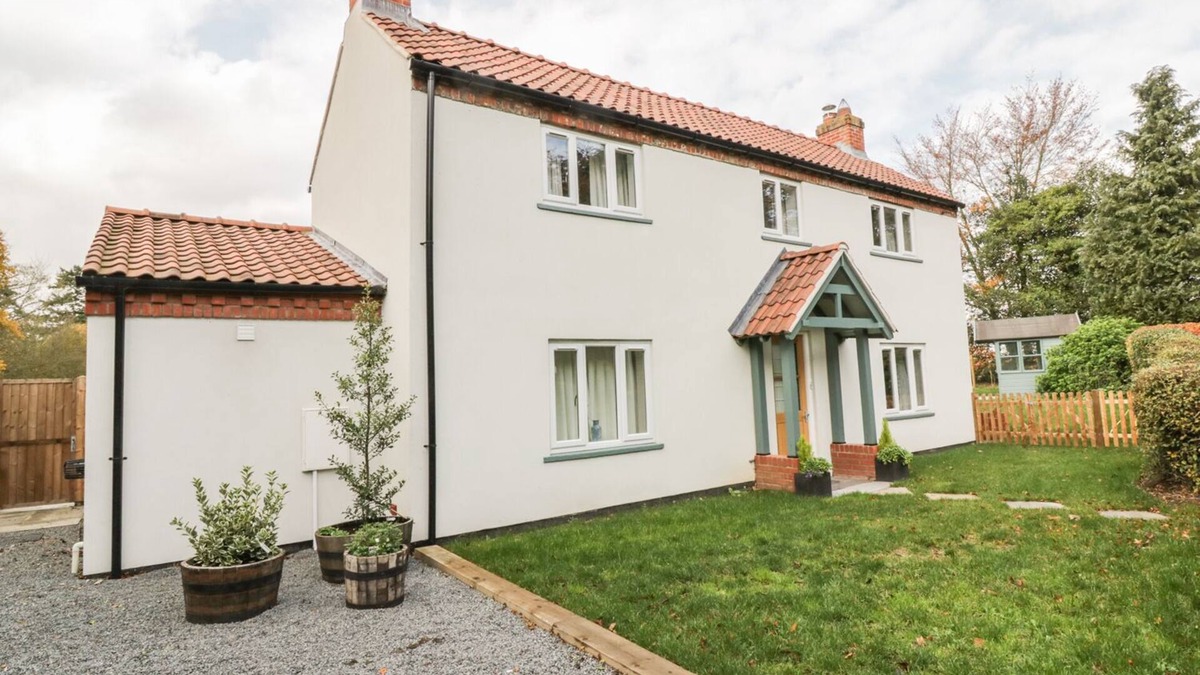 Norwich Cottage | GREENACRES, pet friendly, with open fire in Norwich