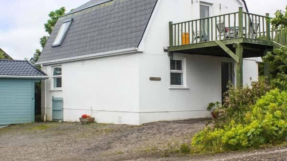 Kilcar Cottage | GREENHILLS COTTAGE 2, pet friendly in Kilcar, County Donegal