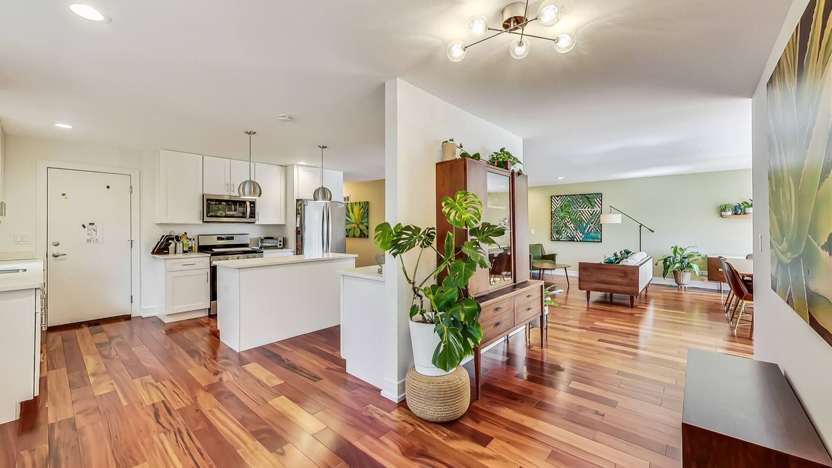 Evanston Condo | Greenhouse Inn, Evanston Northwestern Loyola Chicago. Kid Friendly w/parking