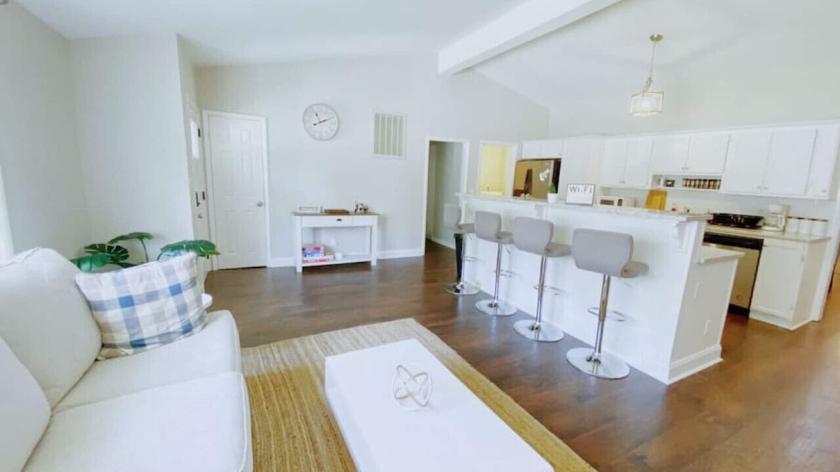 Huntsville House | Greenleaf (HSV) · 「Greenleaf」Stylish & Bright 4 bd/3 ba Vacation