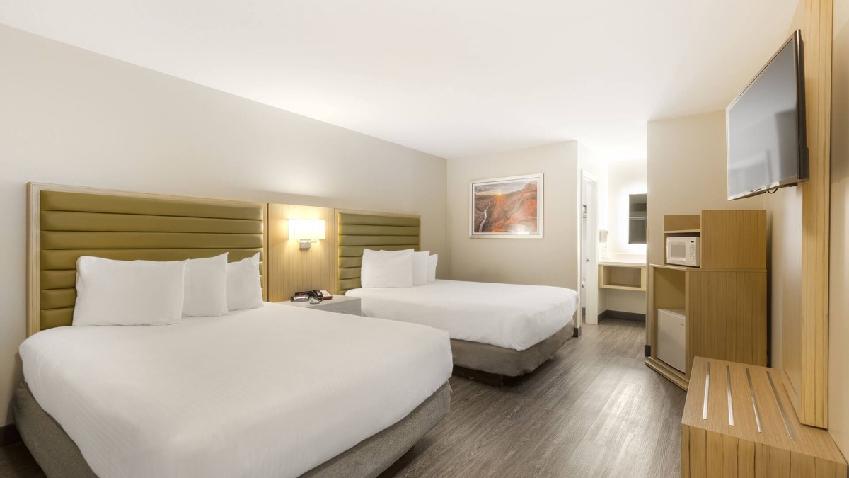 Woodlands Village Hotel | GreenTree Inn Flagstaff