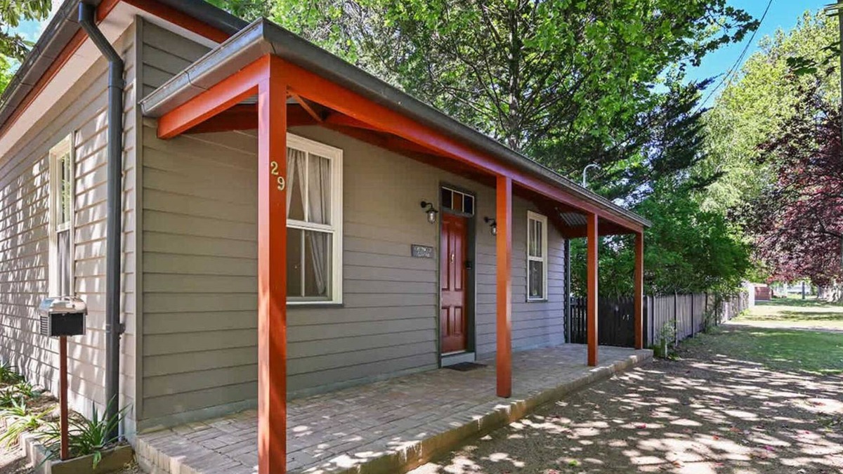 Bathurst House | Greenwood Cottage - Close to CBD, Leafy Backyard