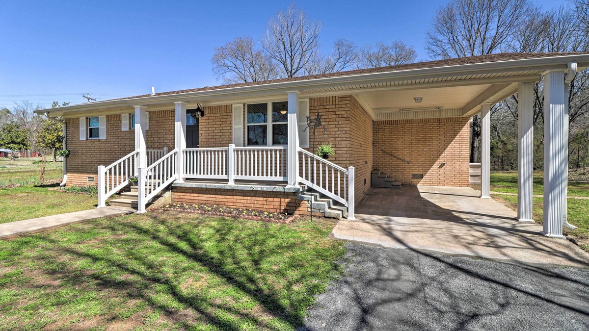 Higden House | Greers Ferry Home w/Yard, < 1 Mi to Marina!