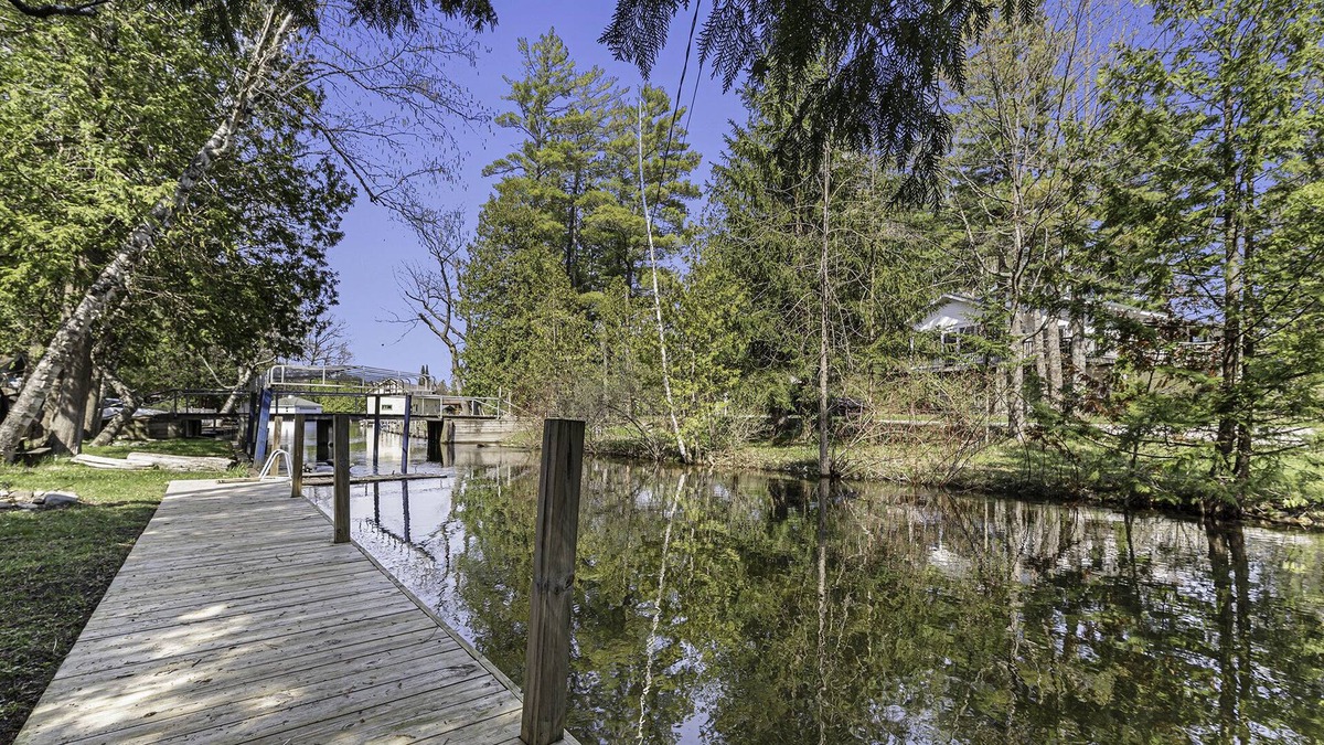 Indian River Cottage | Greet the morning sun with a view of the clear-flowing Indian River right outside the door