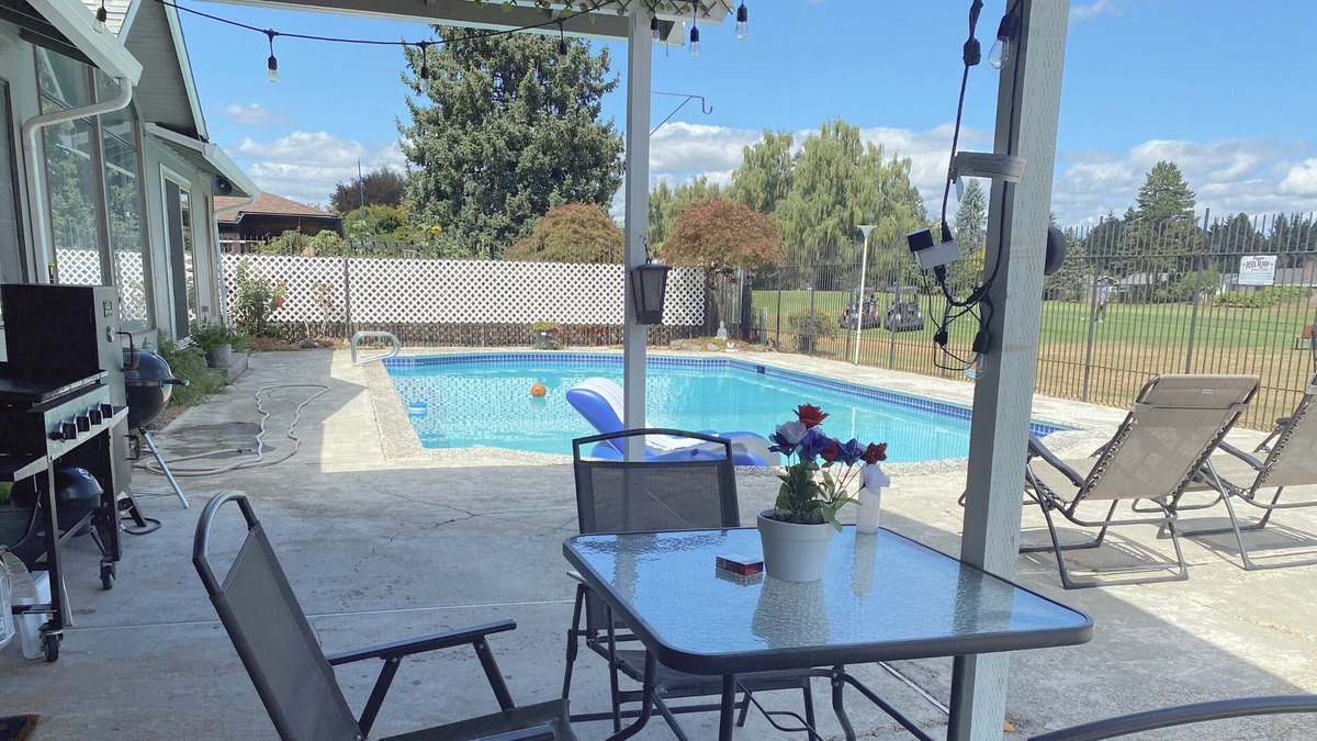 Gresham House | Gresham Golf Course - Ranch Style With Swimming Pool