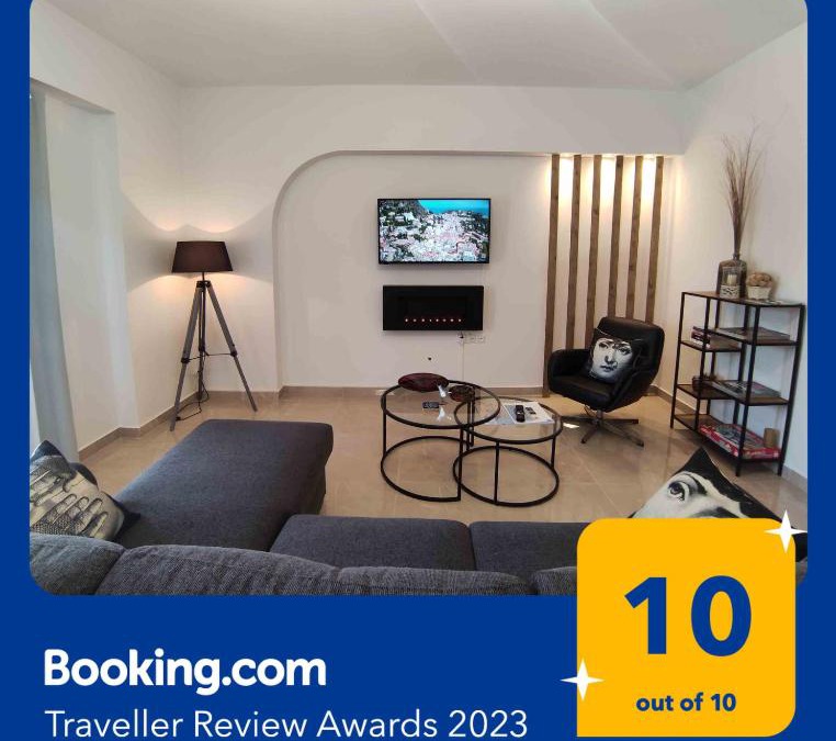 Volos City Centre Apartment | Grey Swan - Modern & Stylish apartment with Private Parking