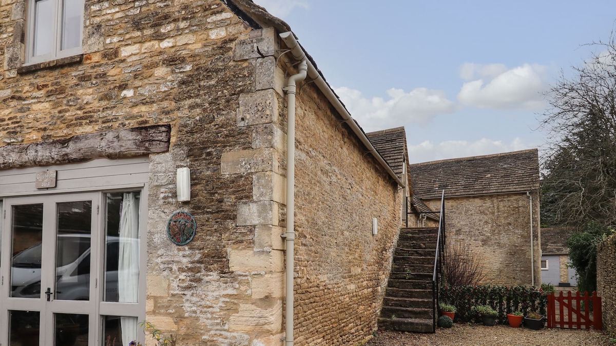 Barnsley Cottage | GREYHOUND BARN, pet friendly in Barnsley, Gloucestershire