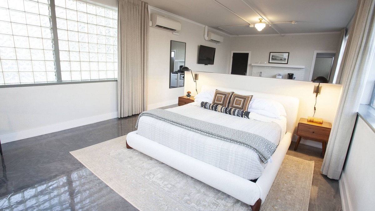 Tyler Hotel | Greyhound Inn - Deluxe King Suite