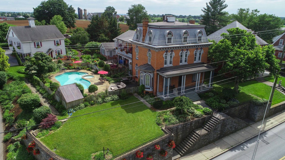 Bird In Hand Hotel | Greystone Manor Bed & Breakfast