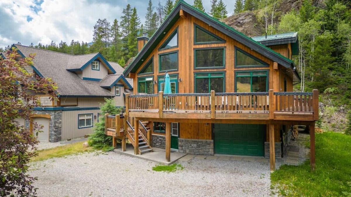 East Kootenay Cabin | Greywolf Lodge | Private Hot Tub | Wood Fireplace