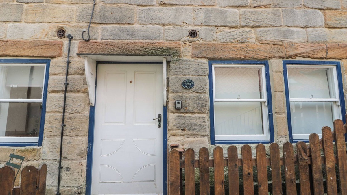 Staithes Apartment | GRIMES NOOK, pet friendly, character holiday cottage in Staithes