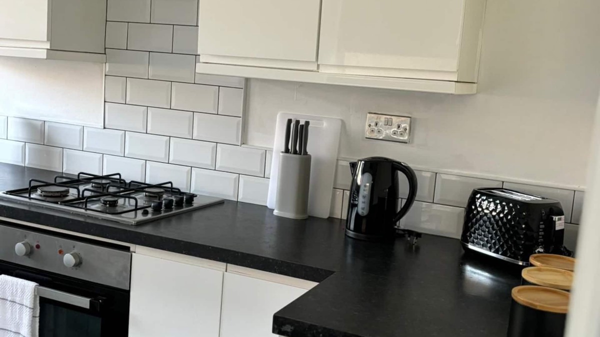 Grimsby Apartment | Grimsby Workers Haven 4 Bed Renovated House Sleeps 8n