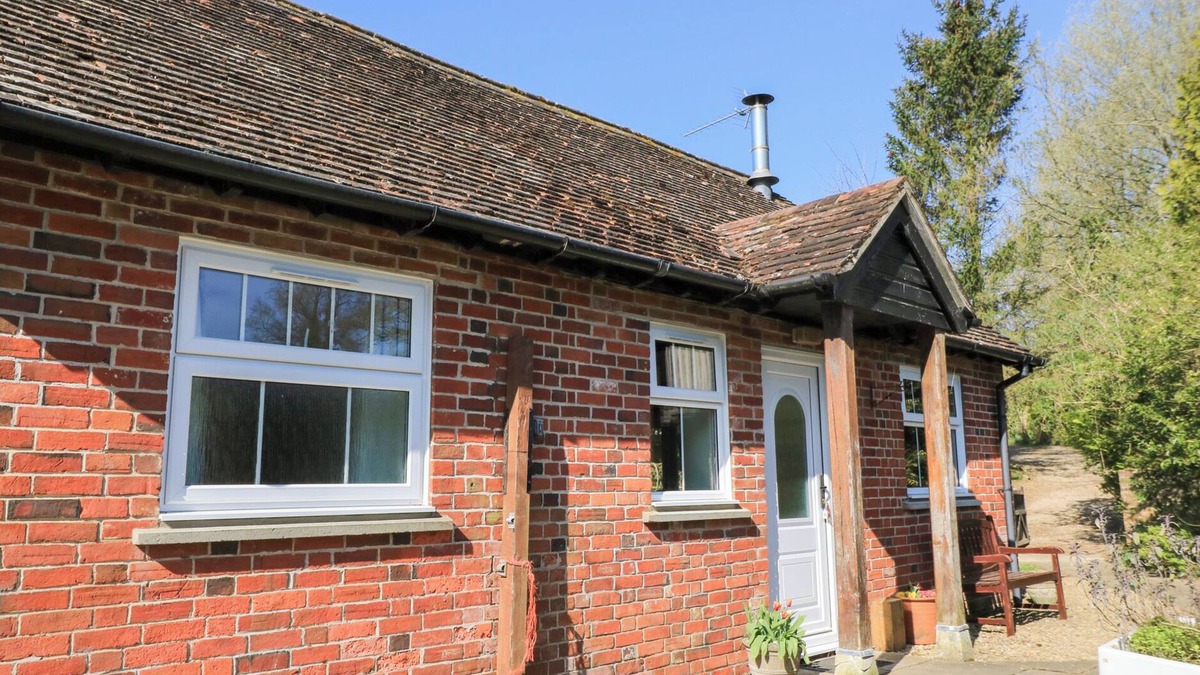 Bedchester Cottage | GRIST MILL COTTAGE, pet friendly, with open fire in Fontmell Magna