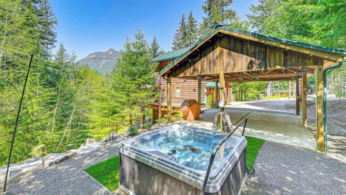 Packwood Cabin | 'Grizzly Tower' Packwood Cabin w/Hot Tub!