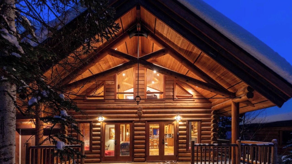 Golden Ski Chalet | GrizzPaw Lodge 5 Bedroom Sleeps 14 People, Kicking Horse Mountain Resort