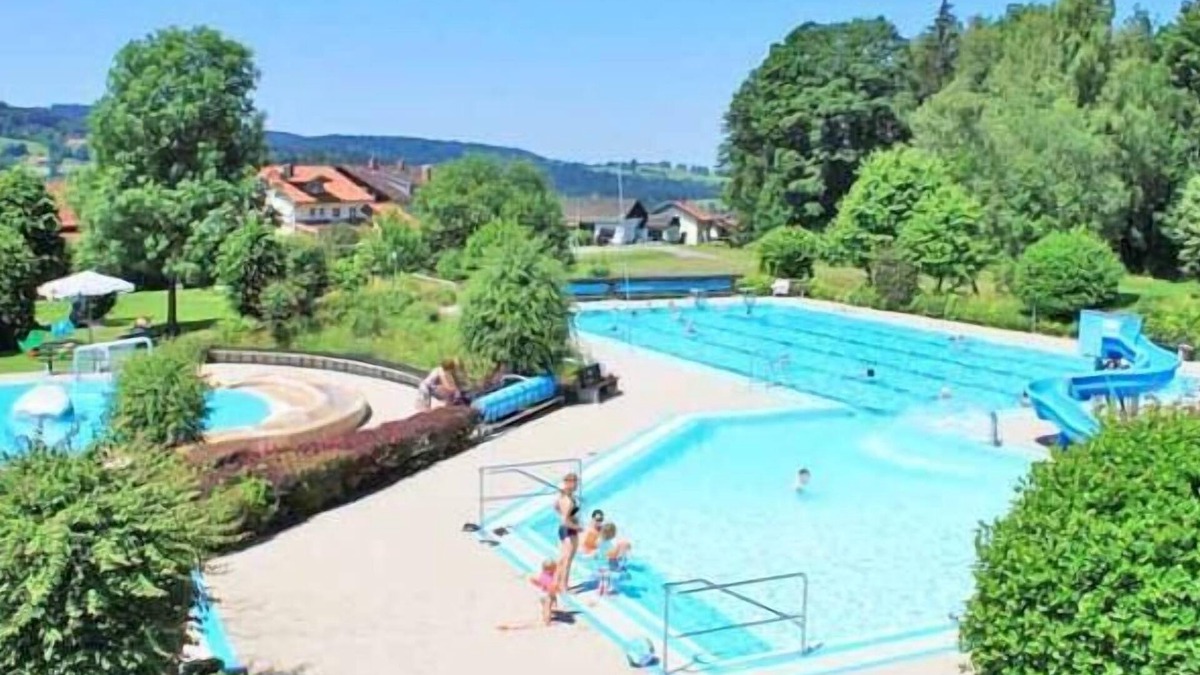 Frauenau Apartment | Große gemütliche Fewo mit Balkon in zentraler Lage