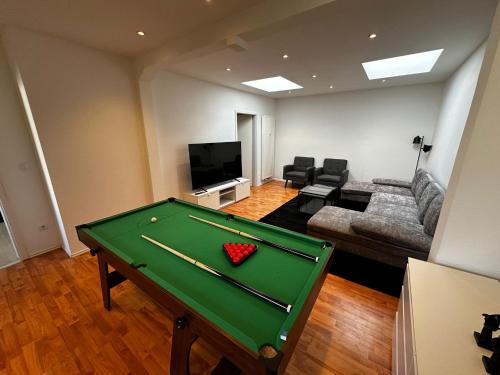 Neumuenster Apartment | Großzügiges City Loft mit Billardtisch