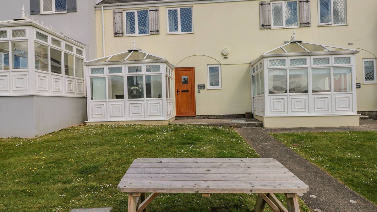 St. Florence Cottage | GROOMS COTTAGE, pet friendly, with pool in St Florence