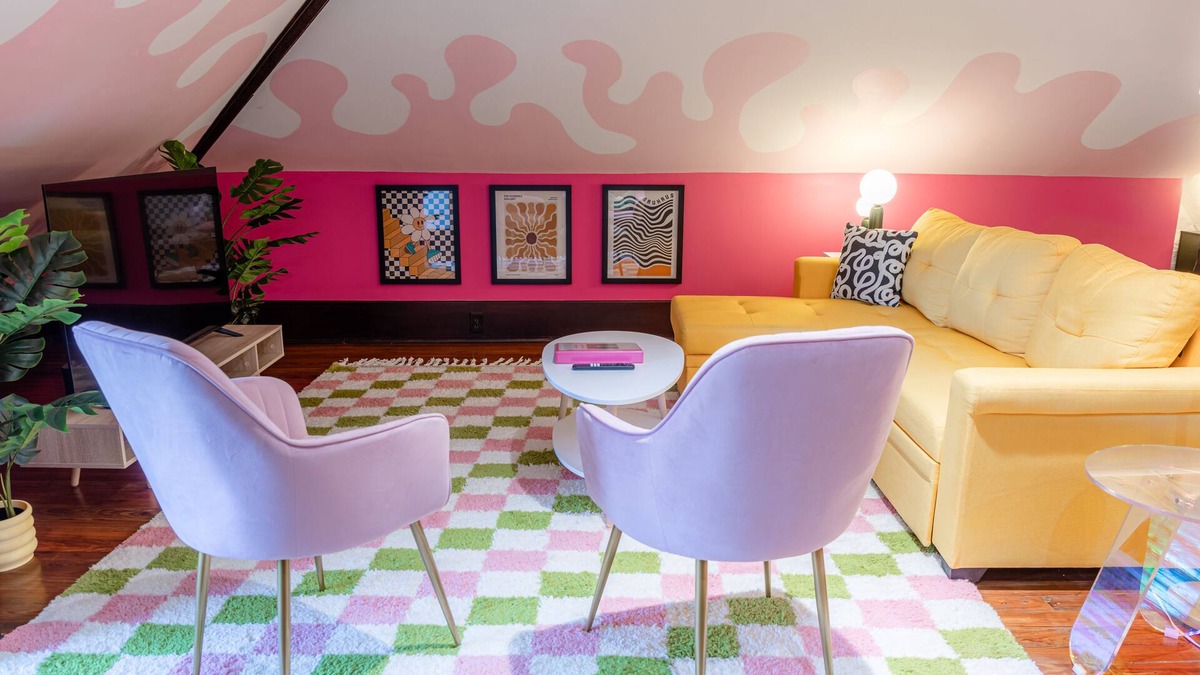 Metropolitan Apartment | Groovy Attic Apt in Starland District