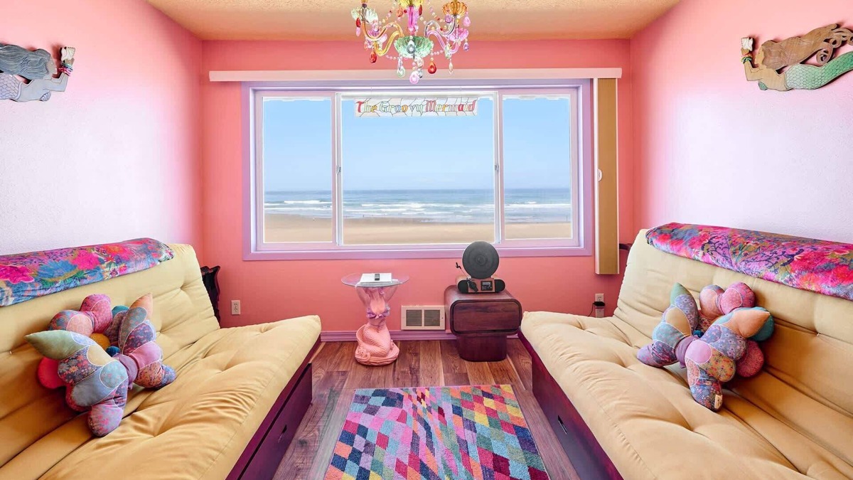 Lincoln City Condo | Groovy Oceanfront Suite - Top Floor - Pool and Sauna - Sleeps 4!