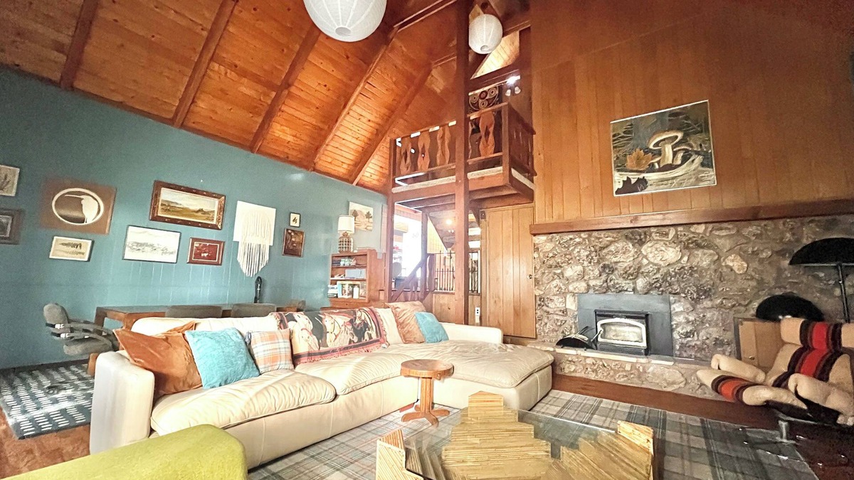 Cottonwood-Verde Village Cabin | Groovy Spacious Cabin 20mins from Sedona - with a Pool! @ That70sCabin