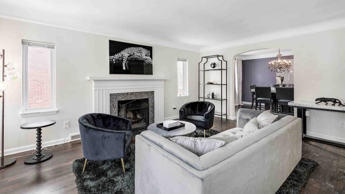 Grosse Pointe Apartment | Grosse Pointe 3 bedroom upper flat.