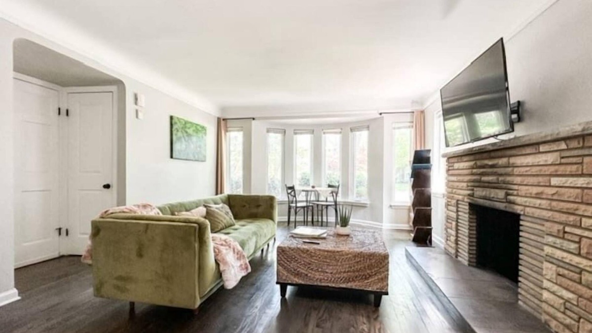 Grosse Pointe Apartment | Grosse Pointe 3BR Lower flat