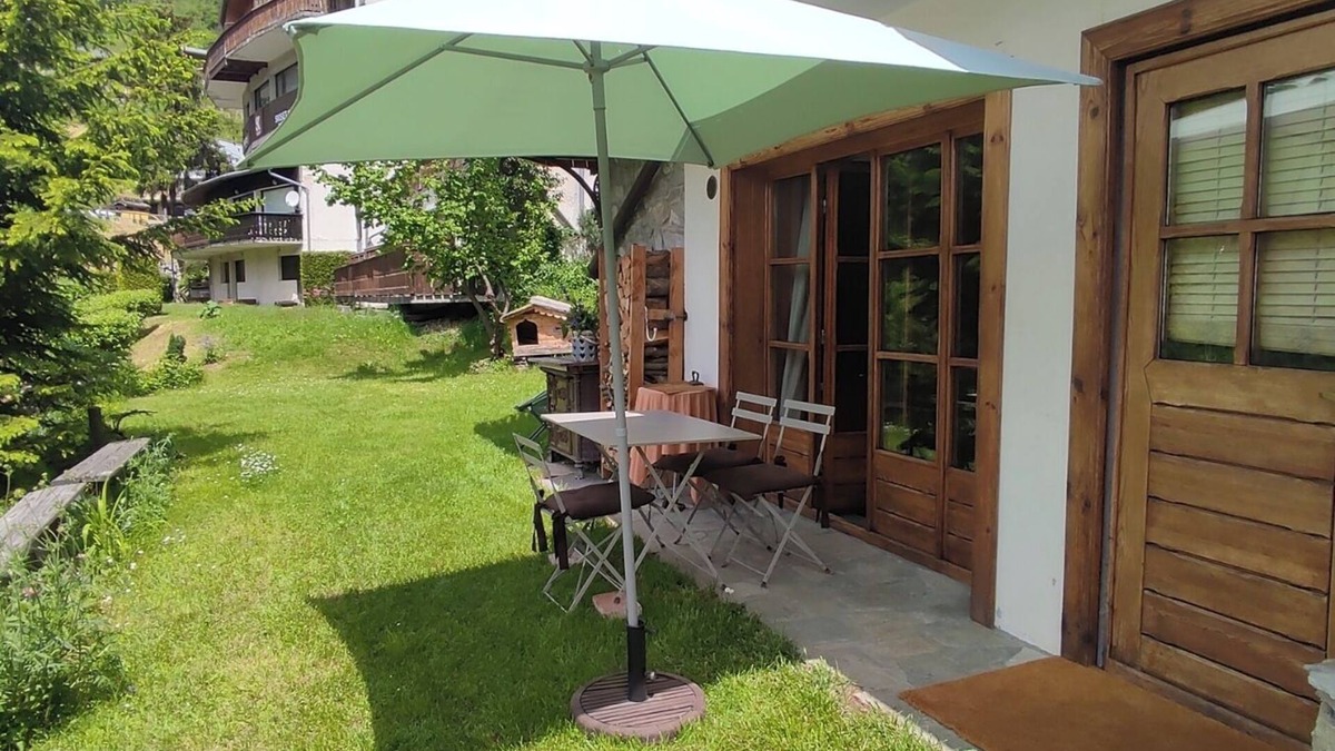 Champagny-en-Vanoise Apartment | Ground floor apartment 55 m2 + garden in chalet, near resort center, quiet location
