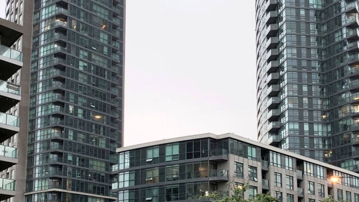 Fort York Condo | *Ground Floor 2BR 2BA Patio/Pool/Gym/BBQ/Prkg/Lake *Famous Waterpark City Condos