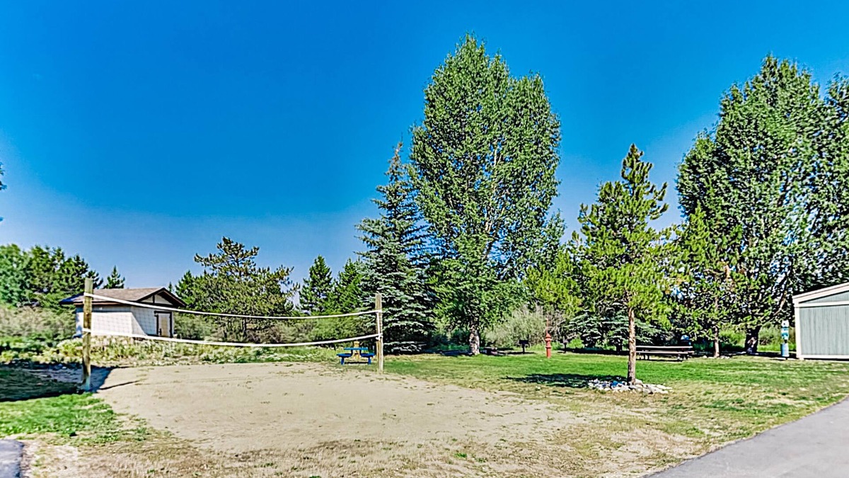 Fraser Condo | Ground-Floor, All-Seasons Condo with Shaded Deck, Fireplace & Shared Hot Tubs