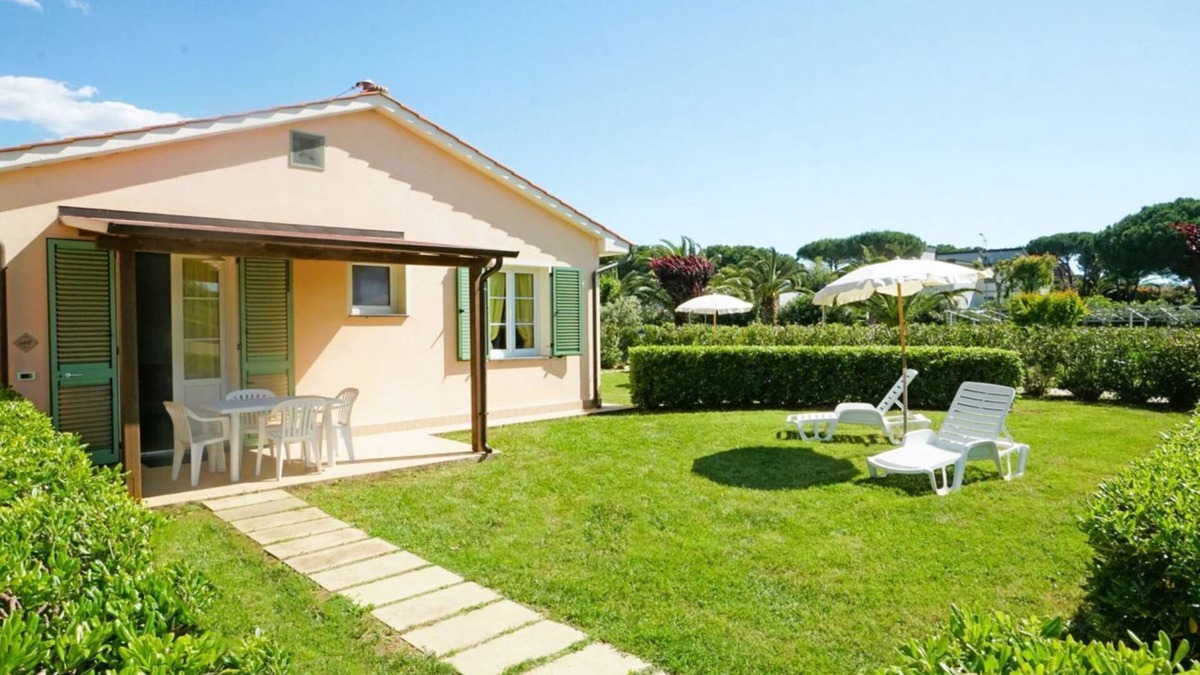 Vada Apartment | Ground floor apartment of 40 m2 composed of a living room with satellite TV, cooking side, fridge with freezer, microwave oven.Double bedroom, two additional beds and bathroom.Air conditioning, clothesline.The apartment has a large garden furnished with