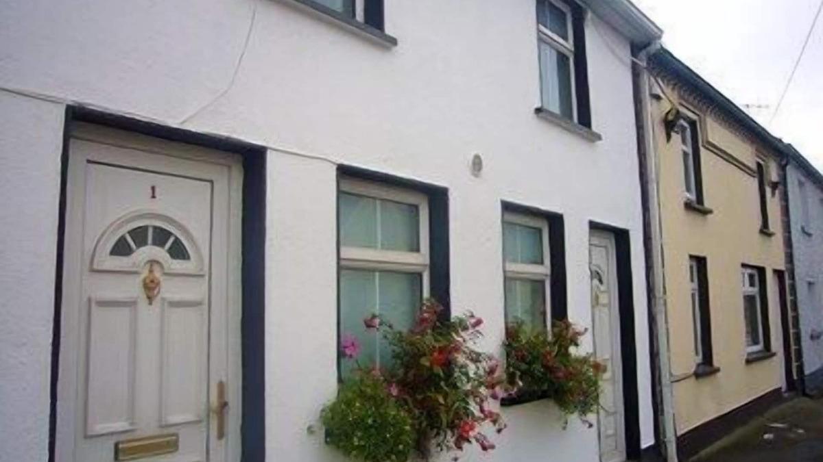 Callan Apartment | Ground Floor Apartment in Heart of Historic Town stone's throw to all amenities