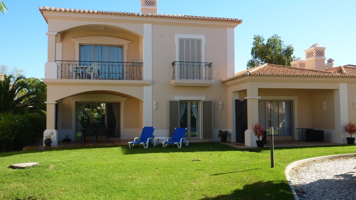 Estombar Apartment | Ground Floor Apartment with lovely gardens located on famous Gramacho Resort
