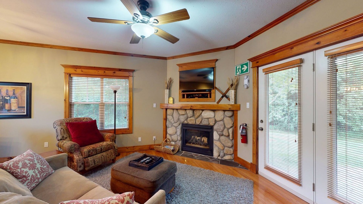 The Blue Mountains Condo | Ground floor, comfortable dog-friendly condo w/high-speed WiFi & shared pool