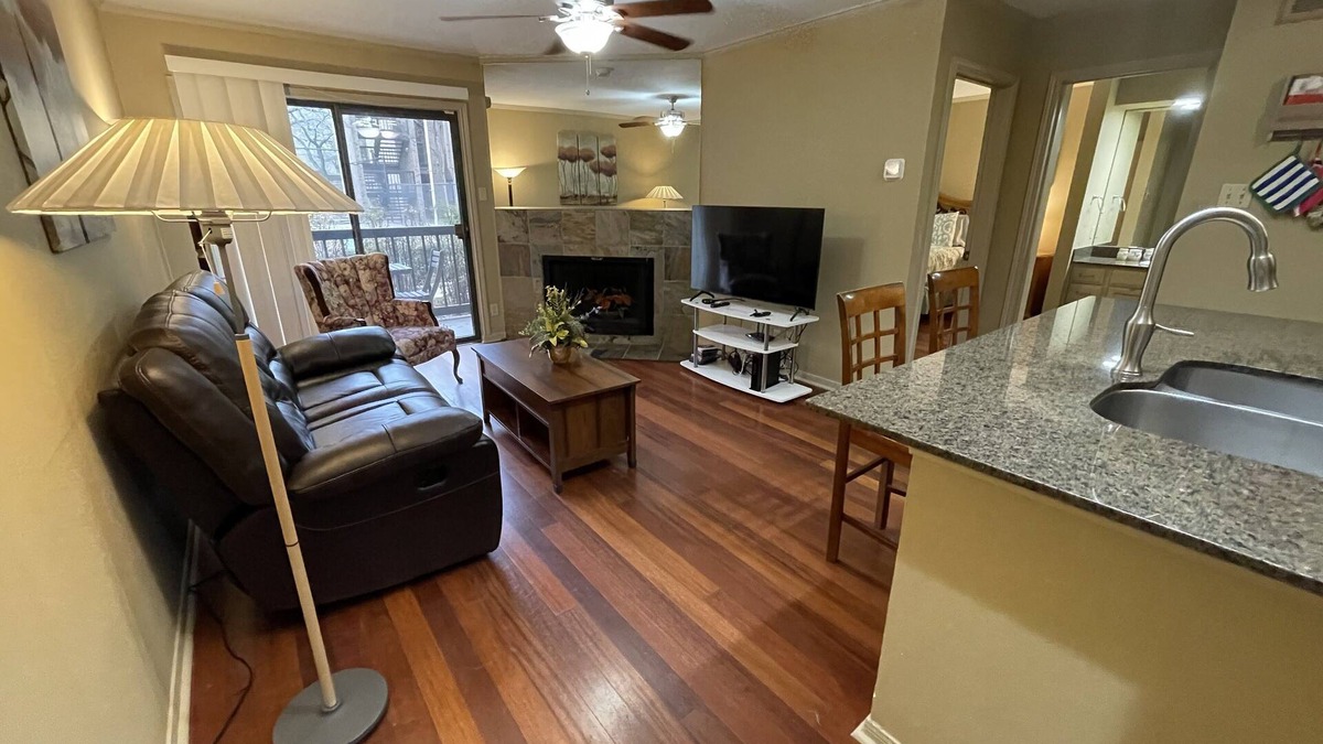 Waters Park Condo | Ground Floor Condo in Gated Quiet Complex near the Domain, King Bed