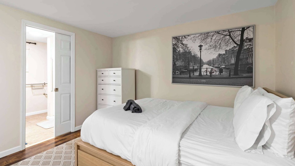 Maplewood Apartment | Ground-Floor Forest Park Studio | Parking, Washer/Dryer & Fast Wi-Fi