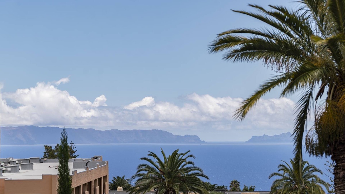 Canico Villa | Ground Floor House in Garajau, Terrace Vila