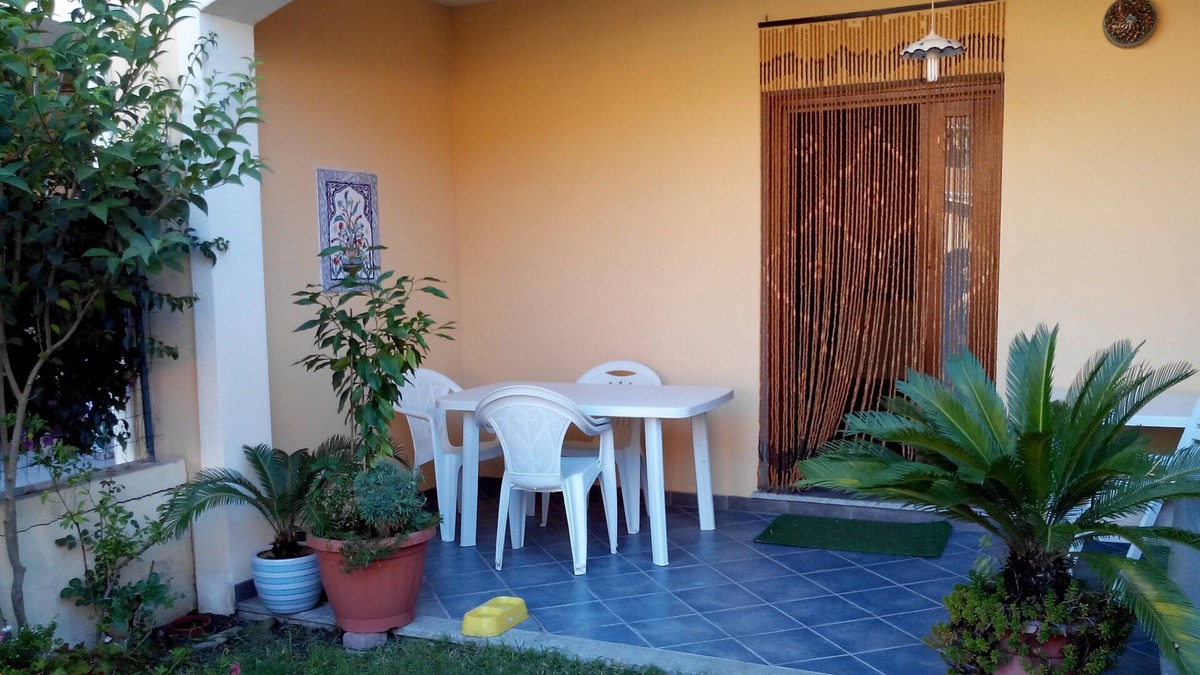 Torpe House | Ground floor house with two small gardens and covered veranda