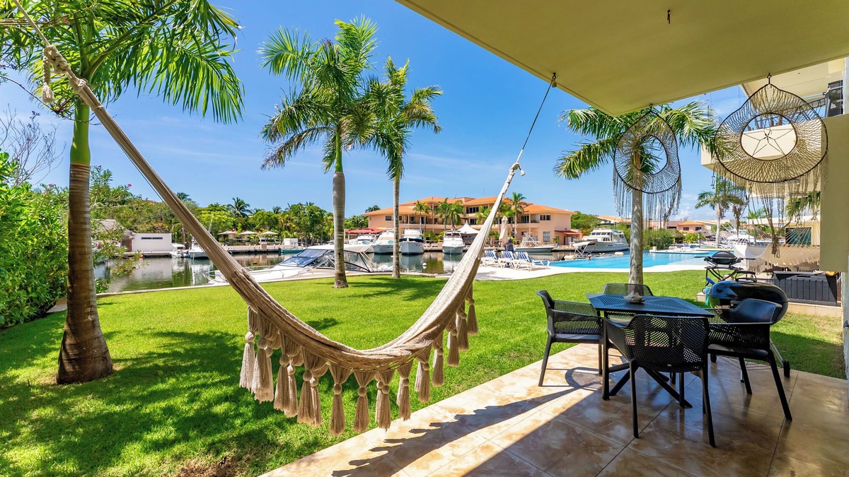 Puerto Aventuras Apartment | Ground Floor Marina Apartment with Pool Terrace and Paddleboard Puerto Aventuras