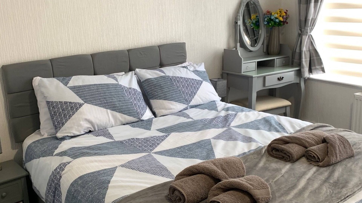 South Shore Apartment | Ground Floor Pet Friendly Family Apartment by the Pleasure Beach, Free Parking