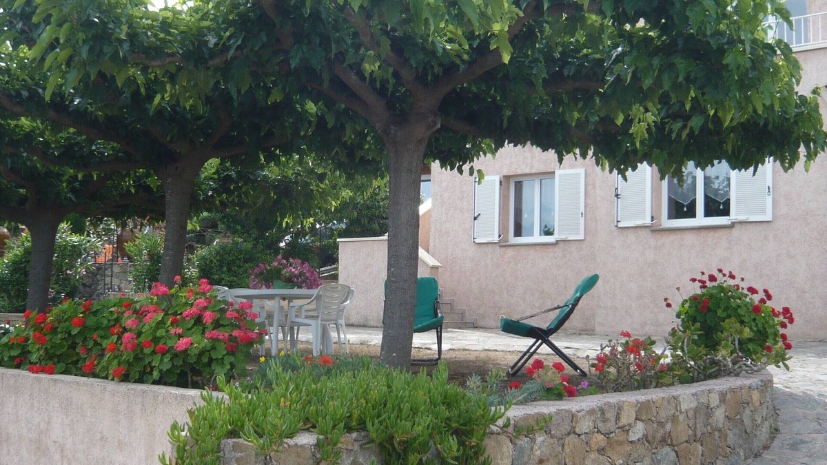 L'Ile-Rousse Apartment | Ground floor villa flat in Monticello