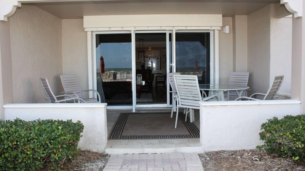 New Smyrna Beach Condo | Ground floor with King master, 2 twins 2nd bedroom Bunk beds in 3rd bedroom (twins) twin/full combo.