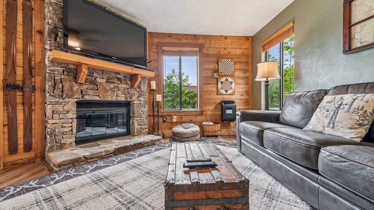 Seven Springs Condo | GROUND LEVEL MOUNTAIN CONDO, SHUTTLE TO SEVEN SPRINGS RESORT