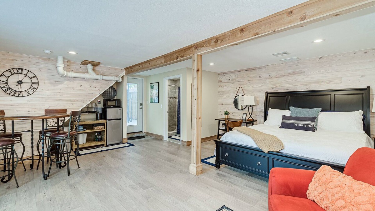 Lakeland Apartment | Ground Level Studio Apt. w/Kitchenette + King Bed ~ Dogs Welcome