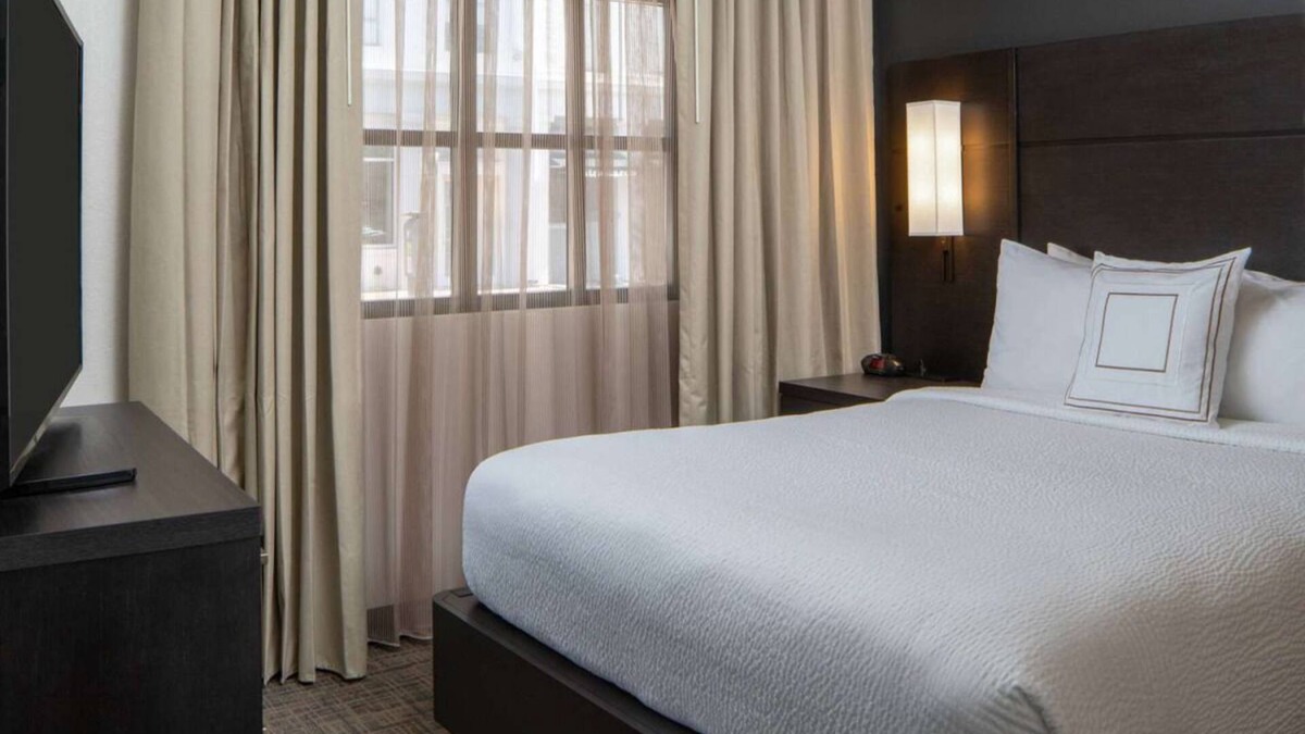 Arts/Warehouse District Hotel | Group Getaway! 2 Spacious Suites, Full Kitchen, Free Breakfast, Outdoor Pool!