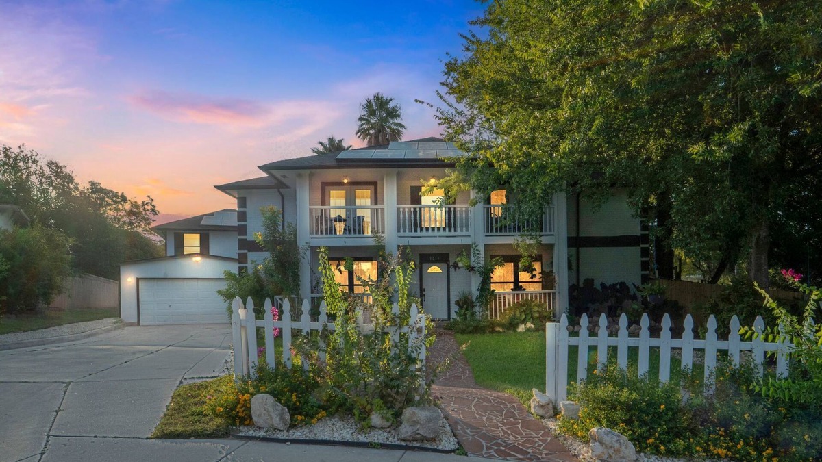 Heritage House | Group Home w/Pool, BMT, 15 mi to Riverwalk